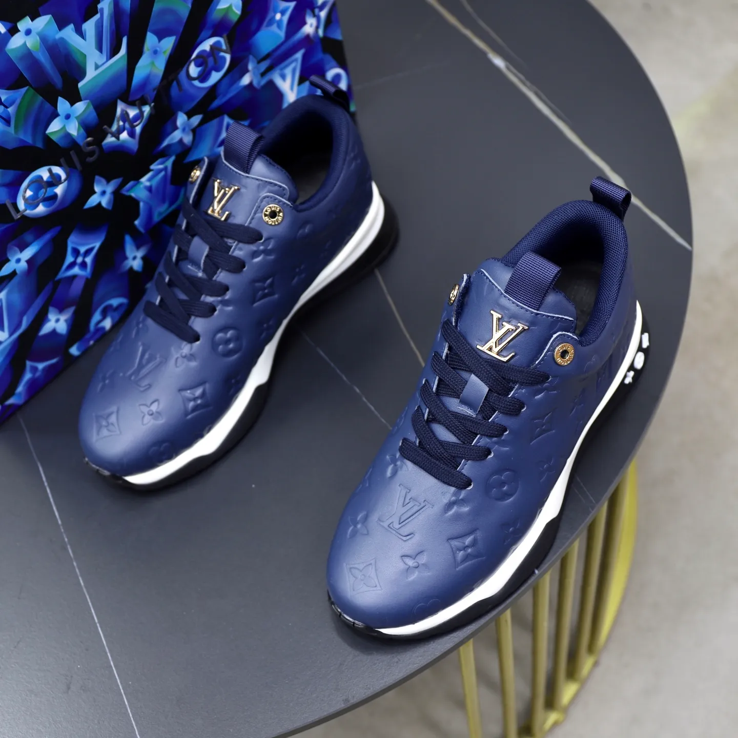Factory price: 520💰【LV】Louis Vuitton is a high-end brand of men's shoes, new models on the market, top luxury brand, the latest fashionable casual men's shoes, trendy and versatile style, relaxed and sporty style, calfskin upper and ultra-fine workmanship. The original personalized fashionable rubber wear-resistant outsole is light and comfortable on the foot. Code number: 39-44 (45, 46 customized)